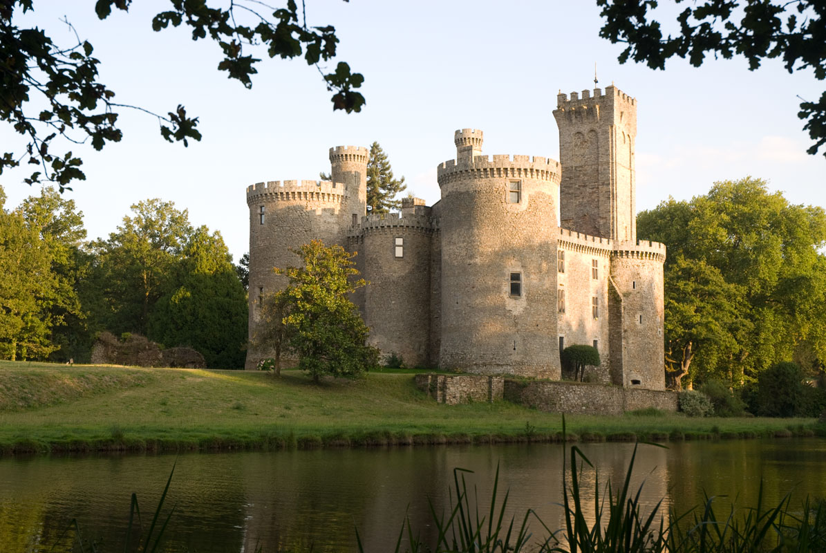 chateaux medievaux a vendre en france