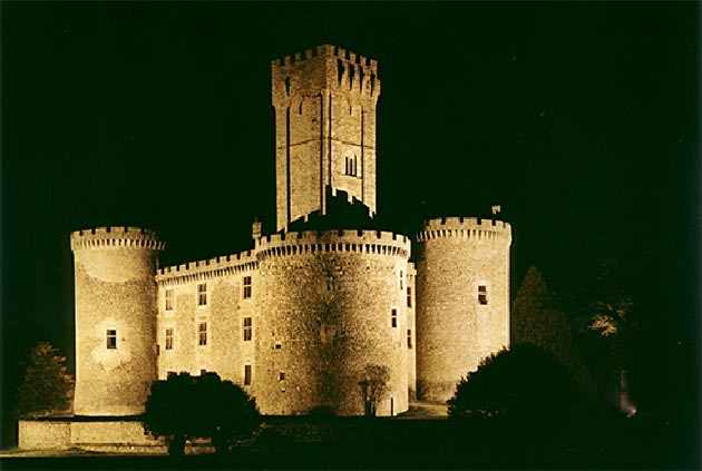 château montbrun par nuit